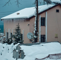 Podcenění úklidu sněhu může způsobit značné finanční škody i ohrozit zdraví. Kdo zodpovídá za padající sníh a led ze střech budov?